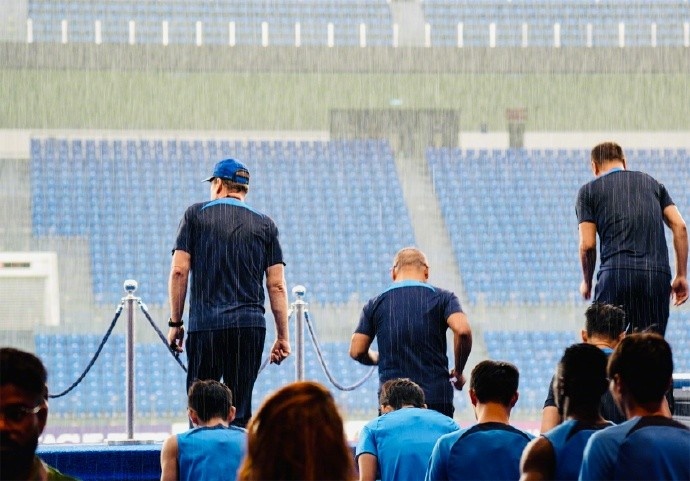 在当地的暴雨中，申花全队来到比赛场地完成了赛前适应场地训练